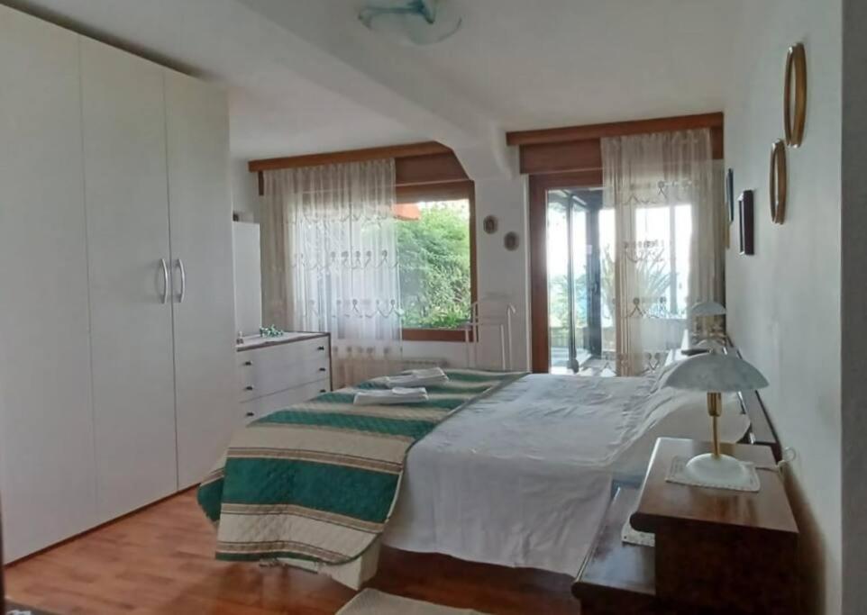 Brezza Marina - Appartamento In Villa Fronte Mare Trieste Luaran gambar